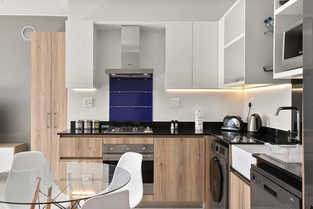 The Median Rosebank Luxury Apartment - Building With Generator Johannesburg Exterior foto