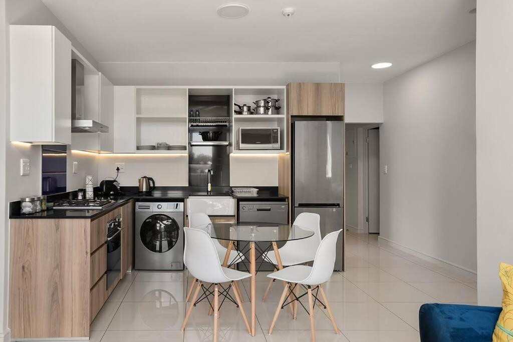 The Median Rosebank Luxury Apartment - Building With Generator Johannesburg Exterior foto